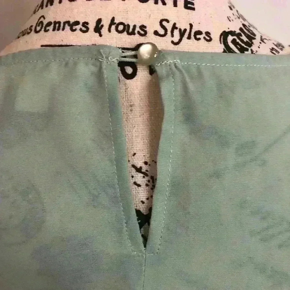 Vine & Love Large Green Silky Blouse with Accordian Puff Sleeves L/S NWT - Picture 6 of 8